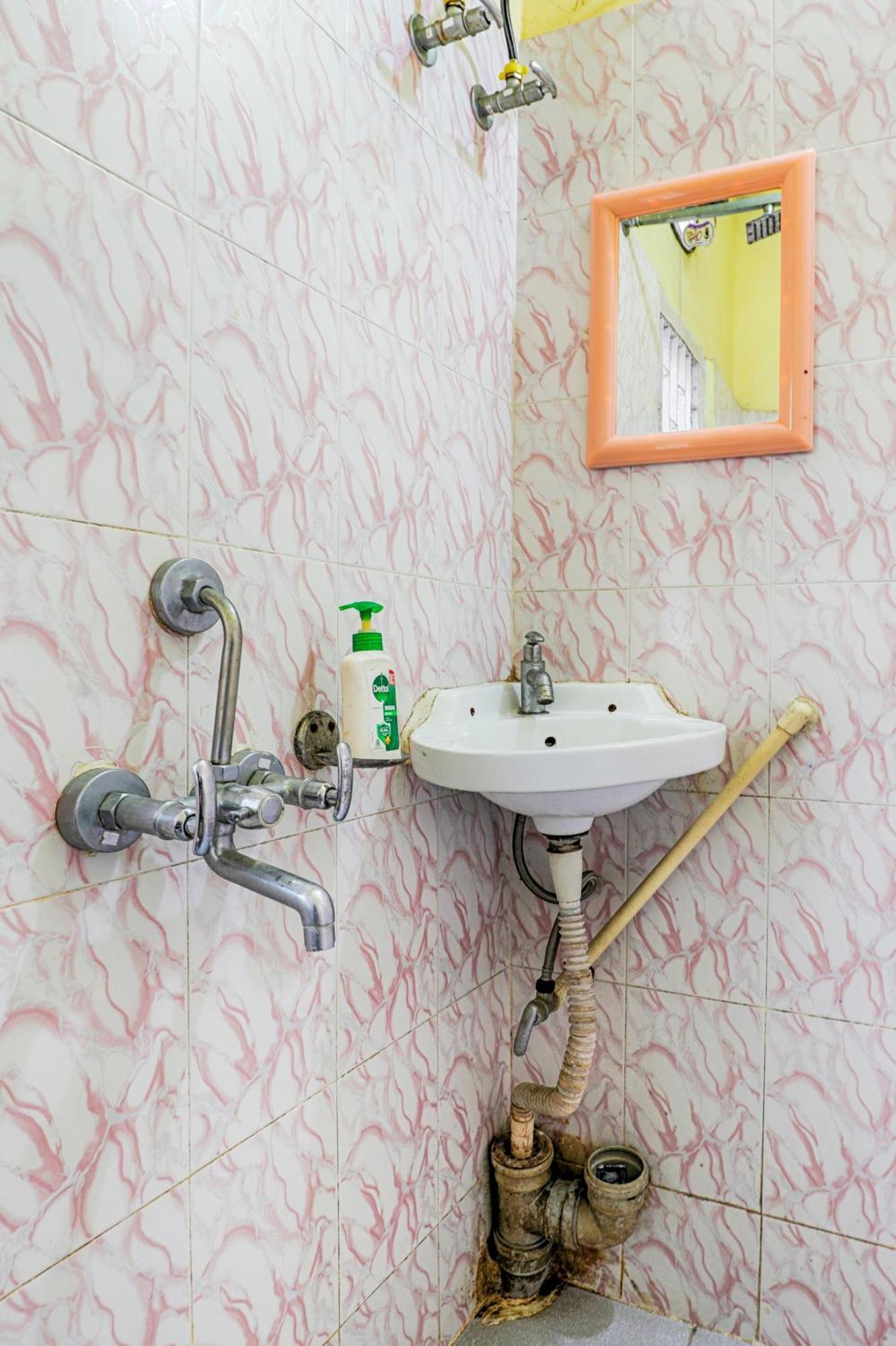 Green Vista Homestay Guwahati Exteriör bild